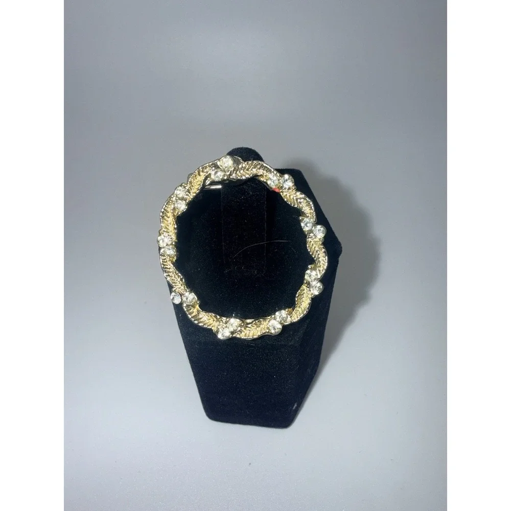 Gerry's Brooch‎ Vintage Leaf Rhinestone Wreath Gold Tone 1 3/8